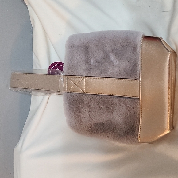 Arcadia Beauty Labs NWT Holiday faux fur wine bag - Picture 4 of 7